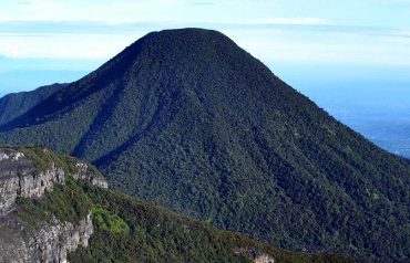 gunung pangrango tampak dari puncak gede