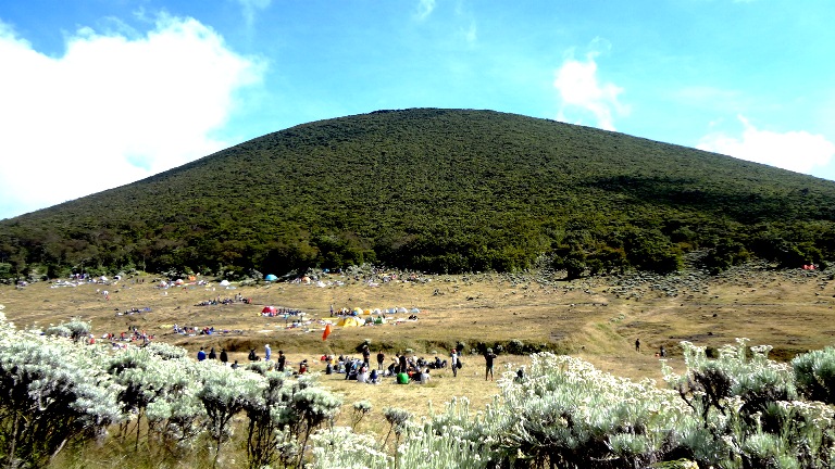 pemandangan alun alun surya kencana